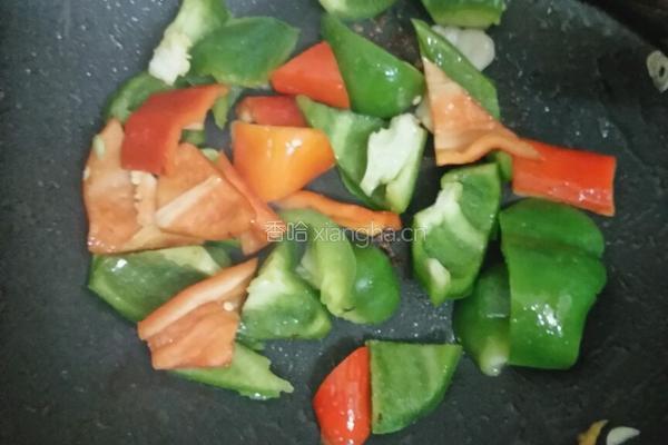 青红辣椒炒鸡腿肉的做法图解5