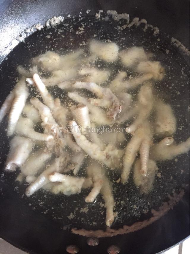 水烧开，放鸡爪、白醋、姜片煮10分钟。捞出鸡爪用冷水冲到凉。