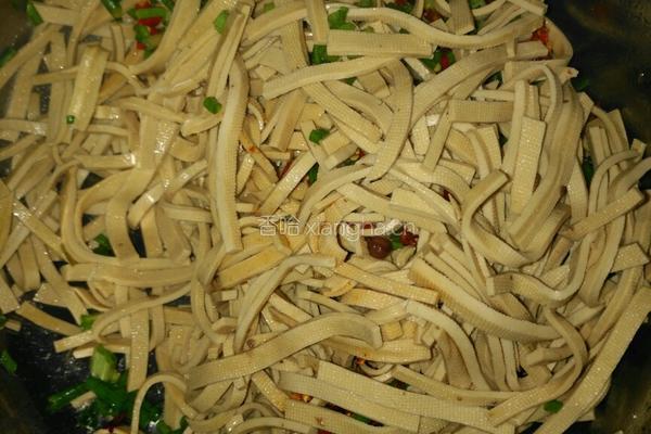 麻辣卤豆腐丝的做法图解1