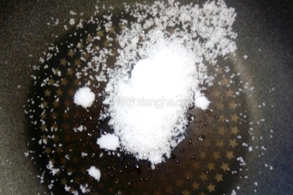 五花肉炖黄花菜的做法图解2