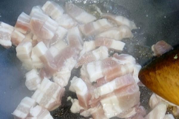 五花肉炖黄花菜的做法图解4