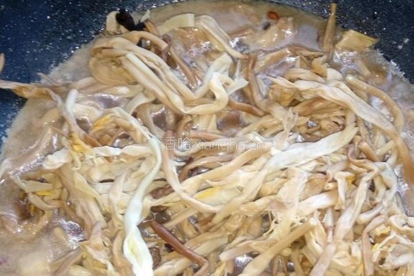 五花肉炖黄花菜的做法图解8