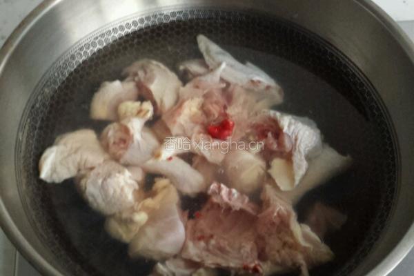 小鸡炖蘑菇的做法图解1