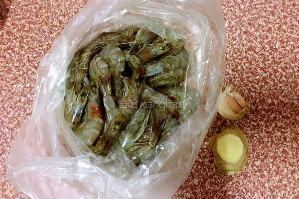 茄汁焖虾的做法图解1
