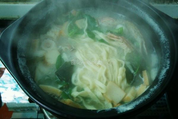 砂锅海鲜鸡蛋面的做法图解3