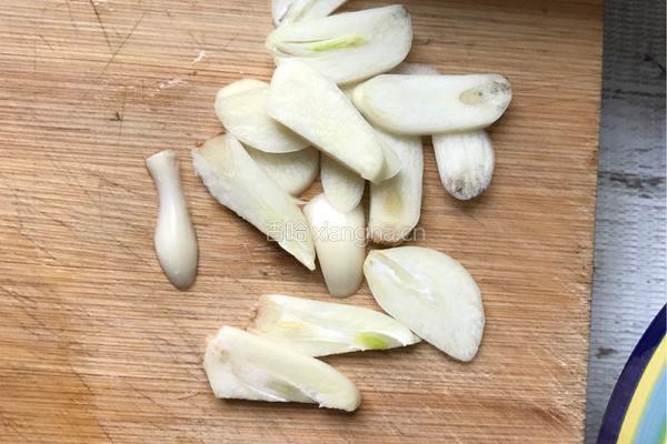 莲藕炖鸡腿的做法图解1