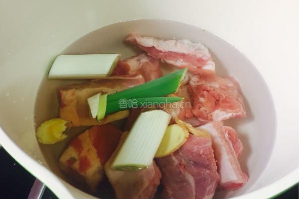 土豆排骨焖饭的做法图解1
