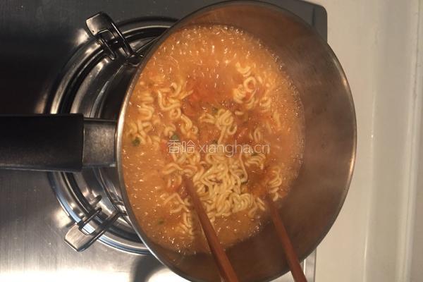 韩国辣白菜泡面的做法图解2