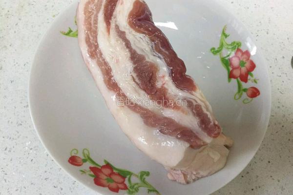 五花肉焖饭的做法图解1