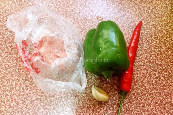 青椒炒肉的做法图解1