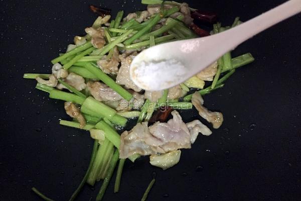 芹菜炒肉的做法图解6
