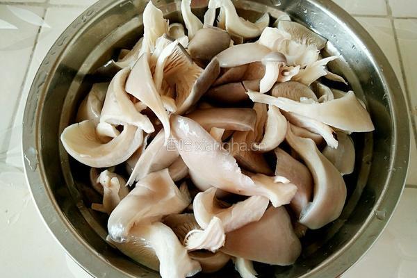 孜然平菇炒鸡蛋的做法图解1