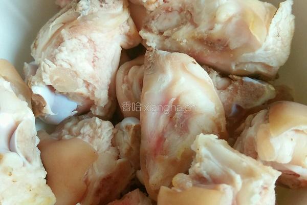 黄豆闷猪蹄的做法图解1