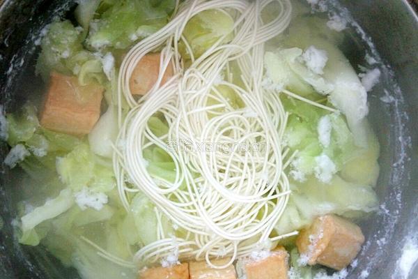 蔬菜鸡蛋面的做法图解3