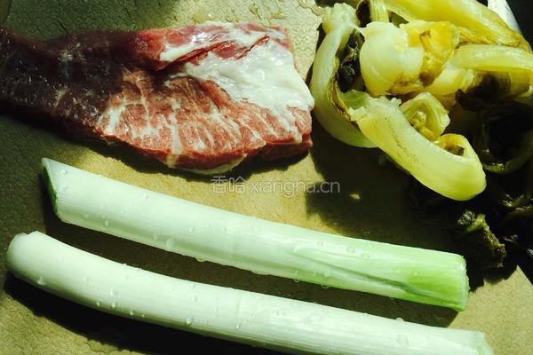 大葱酸菜炒肉丝的做法图解2