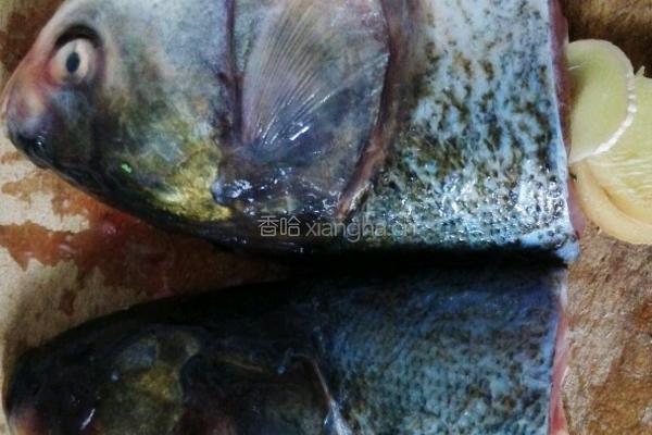 砂锅鱼头豆腐的做法图解1