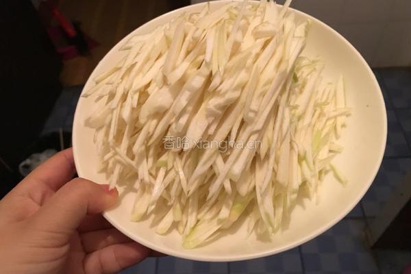 茭白炒肉的做法图解1