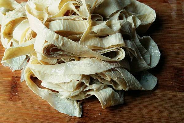 菠菜拌油豆皮的做法图解2