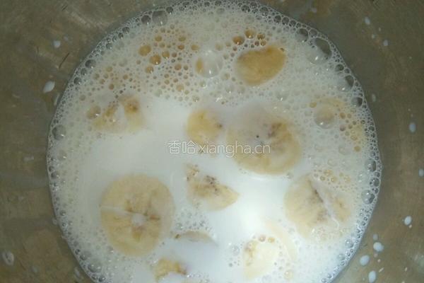 香蕉奶昔的做法图解2