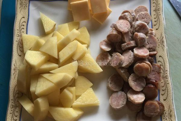 土豆香肠炒意大利面的做法图解1