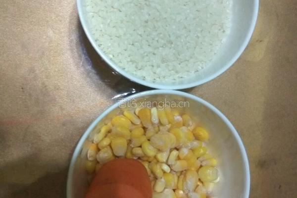 玉米胡萝卜粥的做法图解1