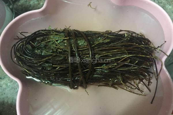 鸡骨草薏米茯苓煲瘦肉(祛湿汤)的做法图解1
