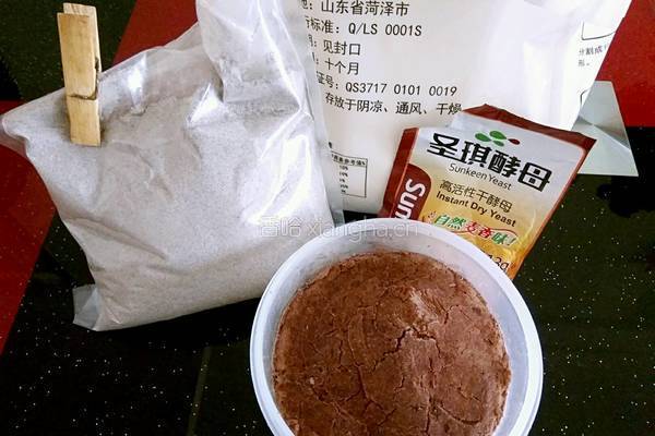 金钱黑米面豆沙包的做法图解1