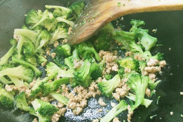 西兰花炒肉末的做法图解6