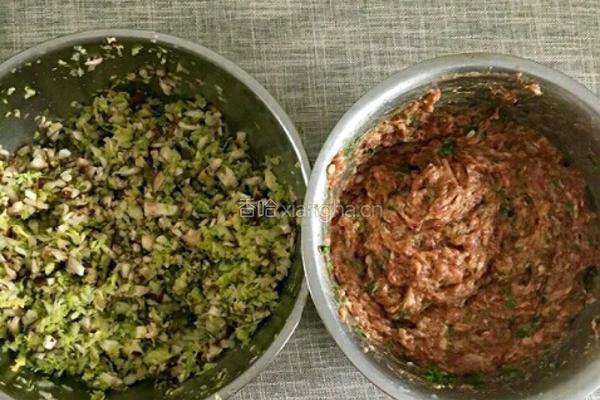 白菜香菇肉包子的做法图解3