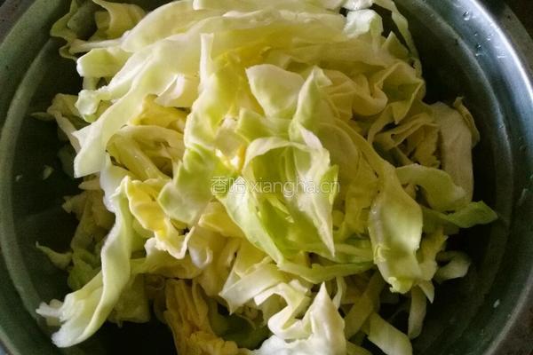 包菜炒饼的做法图解1