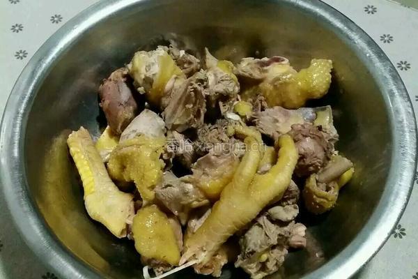 三黄鸡炖榛蘑粉条的做法图解1
