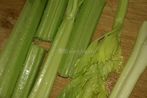 芹菜炒鸡蛋的做法图解2