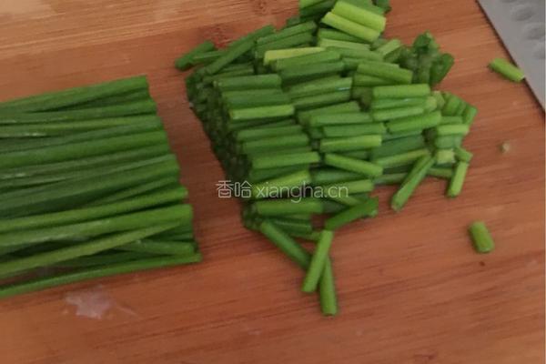 鱿鱼炒韭菜花的做法图解2