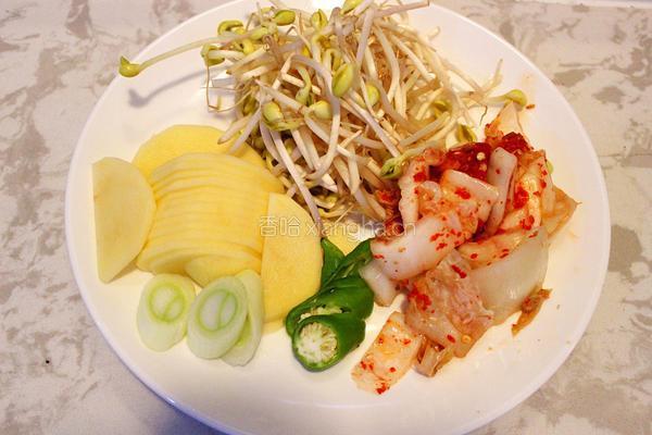 泡菜辣酱汤的做法图解1