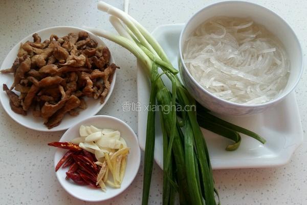 蒜苗粉条炒肉丝的做法图解1