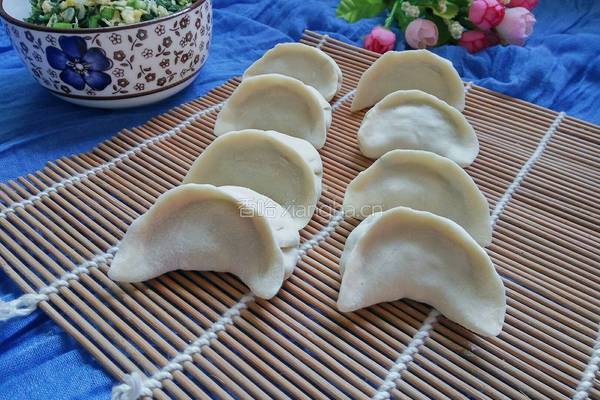 韭菜鸡蛋虾皮饺子的做法图解14
