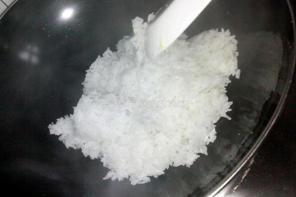 豆瓣酱炒饭的做法图解2