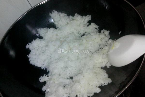 豆瓣酱炒饭的做法图解3