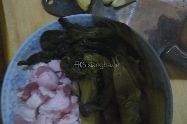 酸菜炒肉的做法图解1
