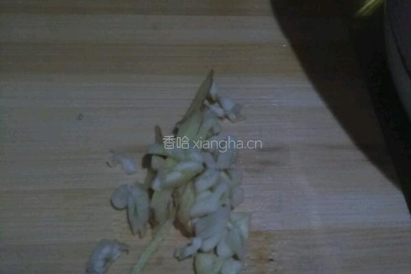 酸菜炒五花肉的做法图解2