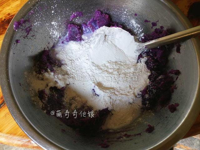 加入糯米粉和牛奶。
牛奶和淡奶油可以互换，用淡奶油奶香更浓郁。