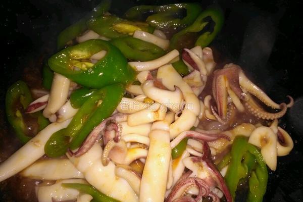 尖椒鲜鱿的做法图解3