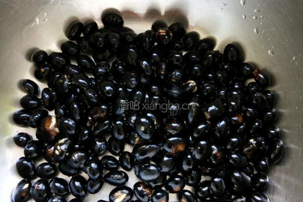 黑豆豆浆的做法图解1