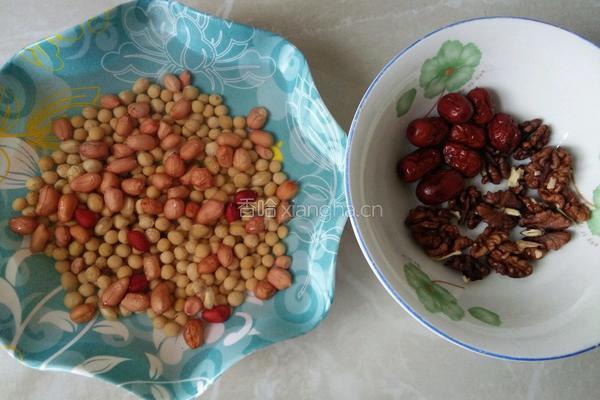 花生核桃红枣豆浆的做法图解2