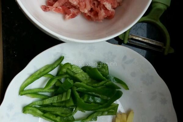 芹菜炒肉的做法图解1