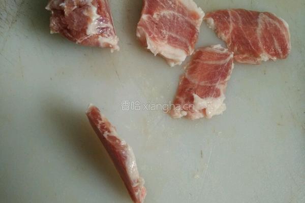 煎辣酱肉的做法图解1