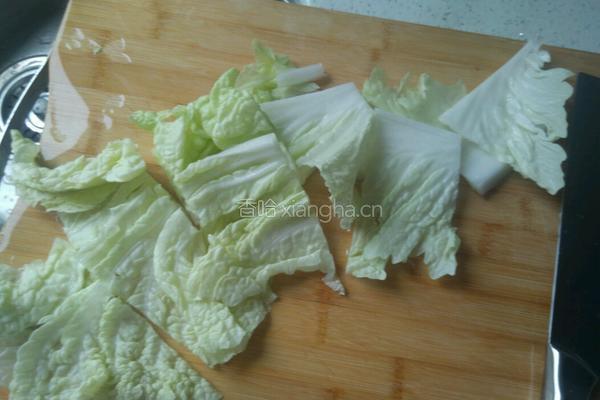 白菜炖肉的做法图解1