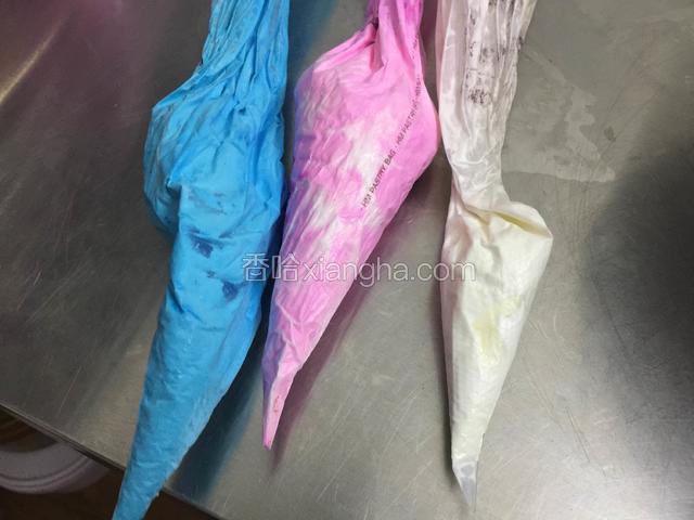 取打发奶油调至蓝色.粉色.备用