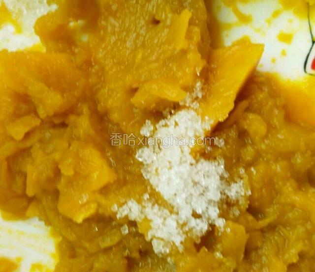 入锅蒸8分钟左右，用勺子按压至泥状。
放入白糖拌匀