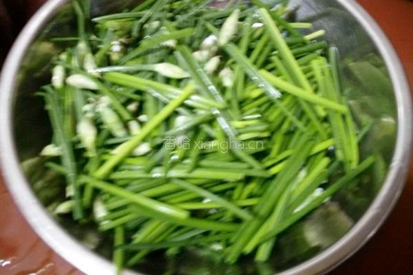 韭菜花炒腊肠的做法图解1